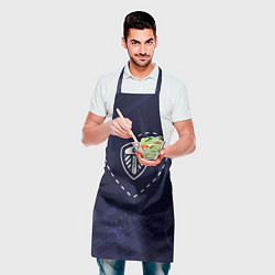 Фартук кулинарный Лого Leeds United в сердечке на фоне мячей, цвет: 3D-принт — фото 2