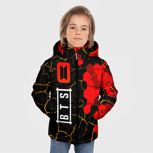 Зимняя куртка для мальчика Лого BTS на темном фоне с сотами / 3D-Черный – фото 3