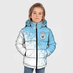 Куртка зимняя для мальчика Manchester city белые брызги на голубом фоне, цвет: 3D-красный — фото 2