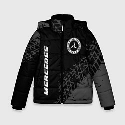 Зимняя куртка для мальчика Mercedes speed на темном фоне со следами шин: надп