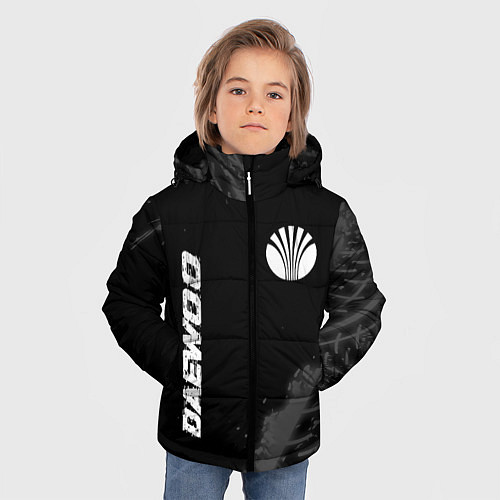 Зимняя куртка для мальчика Daewoo speed на темном фоне со следами шин: надпис / 3D-Черный – фото 3