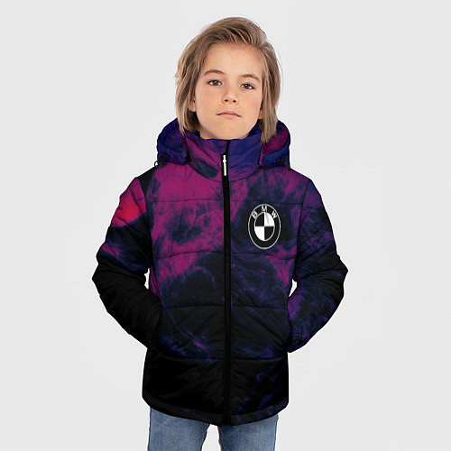 Зимняя куртка для мальчика БМВ на фоне сиреневого дыма / 3D-Черный – фото 3