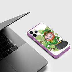 Чехол iPhone 11 Pro матовый Ирландский Лепрекон с горшочком золота, цвет: 3D-фиолетовый — фото 2