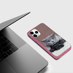 Чехол iPhone 11 Pro матовый Котик фотограф, цвет: 3D-малиновый — фото 2