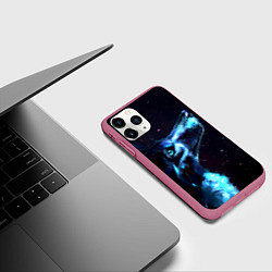 Чехол iPhone 11 Pro матовый Лунный волк, цвет: 3D-малиновый — фото 2