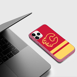 Чехол iPhone 11 Pro матовый Калгари Флэймз, цвет: 3D-малиновый — фото 2
