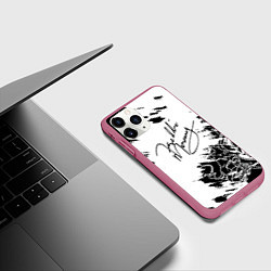 Чехол iPhone 11 Pro матовый Автограф Фредди Меркьюри, цвет: 3D-малиновый — фото 2
