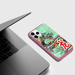 Чехол iPhone 11 Pro матовый Изумрудный дракон, цвет: 3D-малиновый — фото 2