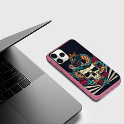 Чехол iPhone 11 Pro матовый Змея с короной на черепе, цвет: 3D-малиновый — фото 2