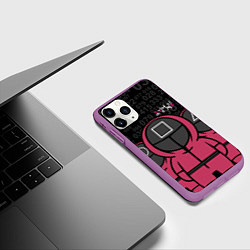 Чехол iPhone 11 Pro матовый SQUID GAME: ФИГУРКИ СТРАЖЕЙ, цвет: 3D-фиолетовый — фото 2