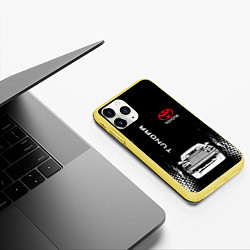 Чехол iPhone 11 Pro матовый Toyota Tundra Следы шин, цвет: 3D-желтый — фото 2