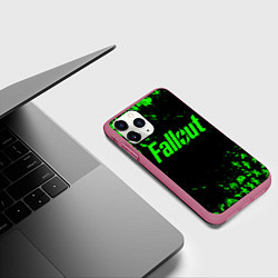 Чехол iPhone 11 Pro матовый FALLOUT ПУПСЫ ПАТТЕРН ЗЕЛЁНЫЙ ЯДЕРНАЯ ЗИМА, цвет: 3D-малиновый — фото 2