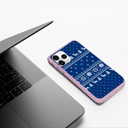 Чехол iPhone 11 Pro матовый СИНИЙ СВИТЕР С ОЛЕНЯМИ, НОВЫЙ ГОД 2022, цвет: 3D-розовый — фото 2