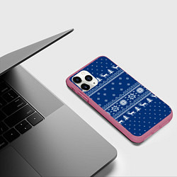 Чехол iPhone 11 Pro матовый СИНИЙ СВИТЕР С ОЛЕНЯМИ, НОВЫЙ ГОД 2022, цвет: 3D-малиновый — фото 2