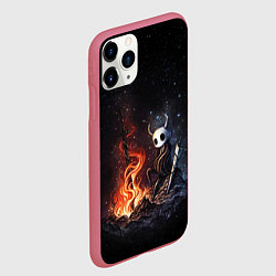 Чехол iPhone 11 Pro матовый HOLLOW KNIGHT У КОСТРА, цвет: 3D-малиновый — фото 2