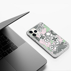 Чехол iPhone 11 Pro матовый Абстрактные черно-белые круги в зелёных листьях, цвет: 3D-белый — фото 2