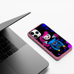 Чехол iPhone 11 Pro матовый Poppy Playtime Хагги Вагги и Мама Длинные Ноги, цвет: 3D-малиновый — фото 2