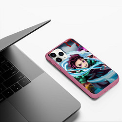 Чехол iPhone 11 Pro матовый ТАНДЖИРО КЛИНОК, РАССЕКАЮЩИЙ ДЕМОНОВ DEMON SLAYER, цвет: 3D-малиновый — фото 2