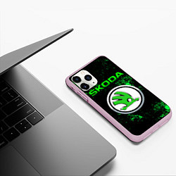 Чехол iPhone 11 Pro матовый SKODA - ЗЕЛЕНЫЕ БРЫЗГИ, цвет: 3D-розовый — фото 2