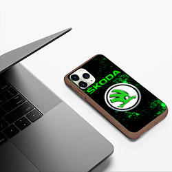 Чехол iPhone 11 Pro матовый SKODA - ЗЕЛЕНЫЕ БРЫЗГИ, цвет: 3D-коричневый — фото 2