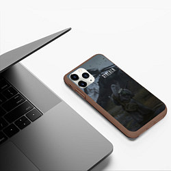 Чехол iPhone 11 Pro матовый STALKER Одиночка На Болотах Возле Вертолёта, цвет: 3D-коричневый — фото 2