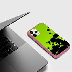 Чехол iPhone 11 Pro матовый Чёрные кляксы на зелёном фоне, цвет: 3D-малиновый — фото 2