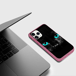 Чехол iPhone 11 Pro матовый Чёрный кот с бирюзовыми глазами, цвет: 3D-малиновый — фото 2