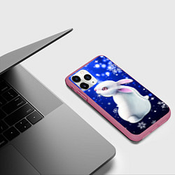 Чехол iPhone 11 Pro матовый Белый кролик в снежинках, цвет: 3D-малиновый — фото 2