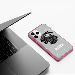 Чехол iPhone 11 Pro матовый Символ 2023 года черный водяной кролик, цвет: 3D-малиновый — фото 2