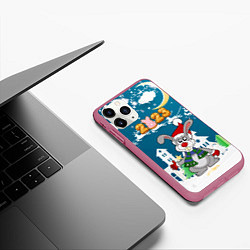 Чехол iPhone 11 Pro матовый Новый год 2023 Зайчик, цвет: 3D-малиновый — фото 2
