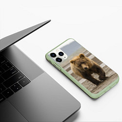 Чехол iPhone 11 Pro матовый Медвежонок в аэропорту, цвет: 3D-салатовый — фото 2