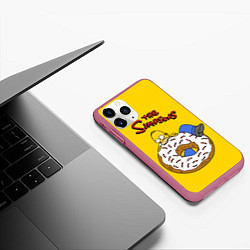 Чехол iPhone 11 Pro матовый Гомер Симпсон ест пончик, цвет: 3D-малиновый — фото 2