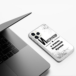 Чехол iPhone 11 Pro матовый Инструктор с очень большой буквы на светлом фоне, цвет: 3D-белый — фото 2