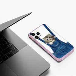 Чехол iPhone 11 Pro матовый Котенок в кармане комбинезона, цвет: 3D-розовый — фото 2