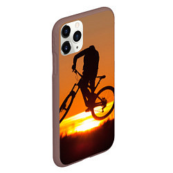 Чехол iPhone 11 Pro матовый Велосипедист на закате, цвет: 3D-коричневый — фото 2