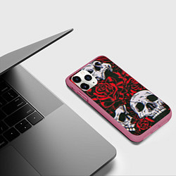 Чехол iPhone 11 Pro матовый Красные розы и черепа, цвет: 3D-малиновый — фото 2