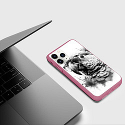 Чехол iPhone 11 Pro матовый Попугай ара в старинных очках, цвет: 3D-малиновый — фото 2