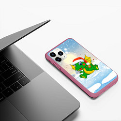 Чехол iPhone 11 Pro матовый Зимний дракончик, цвет: 3D-малиновый — фото 2