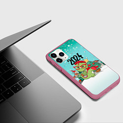 Чехол iPhone 11 Pro матовый Дракончик у елки, цвет: 3D-малиновый — фото 2