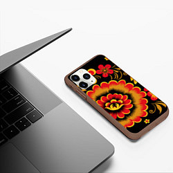 Чехол iPhone 11 Pro матовый Хохломская роспись красно-жёлтые цветы на чёрном ф, цвет: 3D-коричневый — фото 2