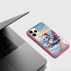 Чехол iPhone 11 Pro матовый Милый маленький новогодний дракон 2024 года, цвет: 3D-малиновый — фото 2