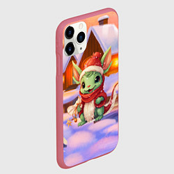 Чехол iPhone 11 Pro матовый Милый маленький дракон у рождественского домика, цвет: 3D-малиновый — фото 2