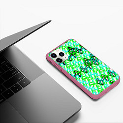 Чехол iPhone 11 Pro матовый Зелёный узор и бело-чёрная обводка, цвет: 3D-малиновый — фото 2