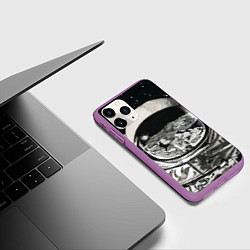 Чехол iPhone 11 Pro матовый Космонавт в черно-белом мире, цвет: 3D-фиолетовый — фото 2