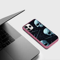 Чехол iPhone 11 Pro матовый Черепа и ножи, цвет: 3D-малиновый — фото 2
