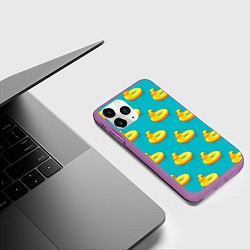 Чехол iPhone 11 Pro матовый Надувные утки паттерн, цвет: 3D-фиолетовый — фото 2