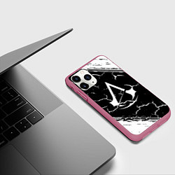 Чехол iPhone 11 Pro матовый Кредо убийцы блэк, цвет: 3D-малиновый — фото 2