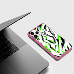 Чехол iPhone 11 Pro матовый Чёрно-зелёные агрессивные полосы на белом фоне, цвет: 3D-малиновый — фото 2