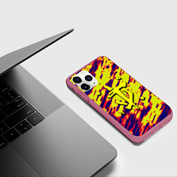 Чехол iPhone 11 Pro матовый Doom огненный паттерн, цвет: 3D-малиновый — фото 2