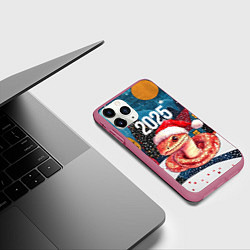 Чехол iPhone 11 Pro матовый Новогодняя змейка во дворе, цвет: 3D-малиновый — фото 2